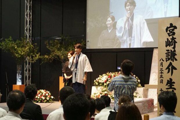 今年8月に行われた宮崎の生前葬の様子。料理は、彼の好みであるアジアン料理が振る舞われた