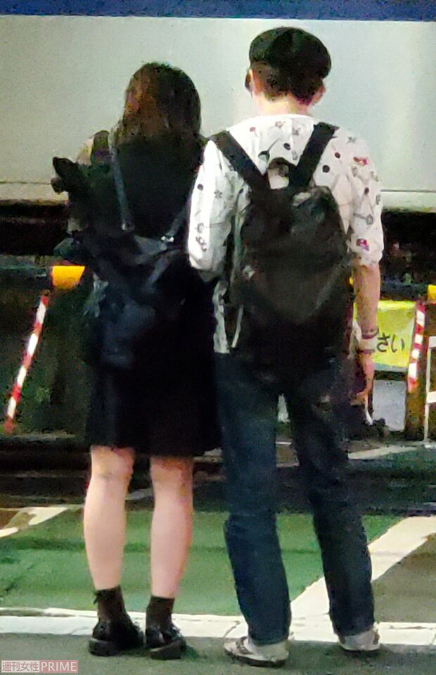 若い女性と寄り添って歩く小堀裕之