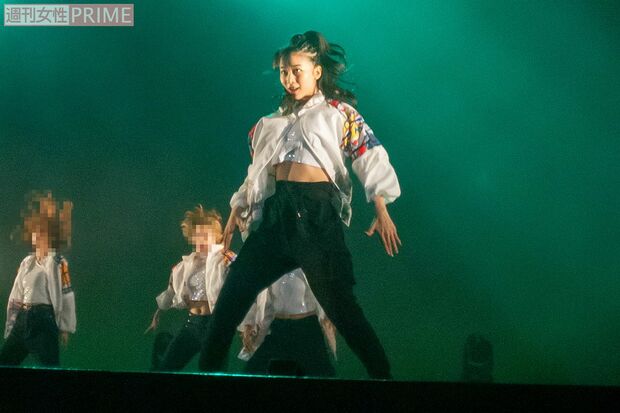 白地にカラフルな模様のブルゾンから、引き締まった腹筋がのぞく衣装で踊る佳子さま