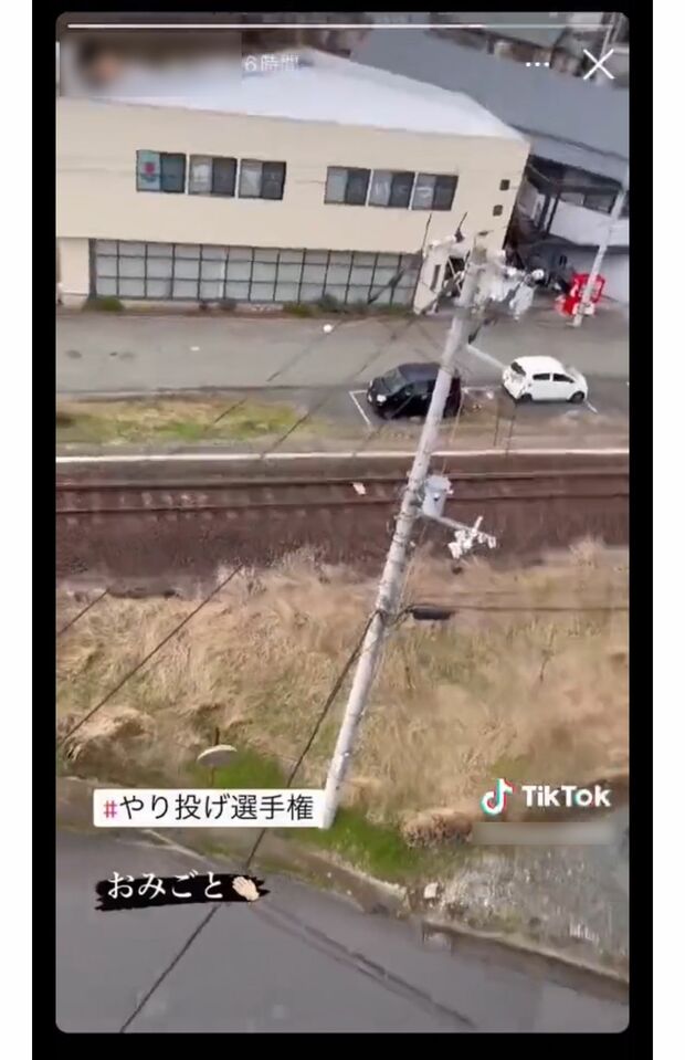 踏切が。カメラの向きが変わって… 5/6