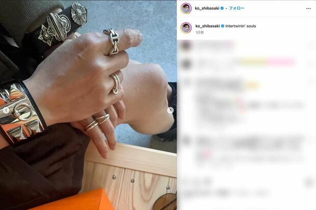 柴咲コウの手元にはシルバーアクセサリーがズラリ(本人のインスタグラムより)