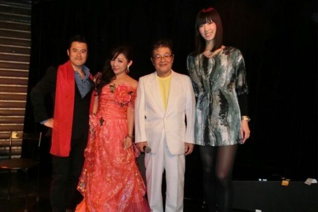 2014年、クリスマスイブに行われた『銀座タクトに全員集合 仲本工事・三代純歌のハッピークリスマス』。左からアントニオ小猪木、純歌、仲本工事さん、アントニオ小猪木の妻でモデルの瓜谷はるみ（アントニオ小猪木より提供）