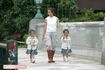 '06年、長女とKoki,の手を引いて学校への送り迎えをする静香