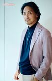 平岳大　撮影／山田智絵　ヘアメイク／石川美幸　スタイリスト／安西こずえ　ニット5万600円（ヘリル／にしのや）　シューズ10万1200円（パラブーツ／パラブーツ青山店）　問い合わせ／にしのや電話：03-6434-0983　パラブーツ青山店　電話：03-5766-6688