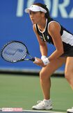 東レ女子テニス第1日、引退セレモニーでは選手に肩を抱かれ涙を流した