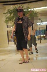 古田は半袖のシャツに短パン、サンダルと涼しげな服装