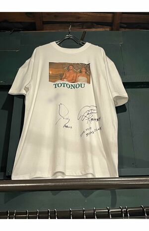 あのちゃんが訪れる古着屋には乃木坂メンバーのサインが