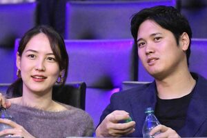 2024年12月9日、ロサンゼルスでバスケの試合を観戦した大谷翔平と真美子夫人　写真/共同通信社