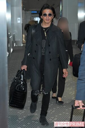 刺し子でペイズリー柄があしらわれたデニムや、ラルフローレンのセミオーダーのバッグと“ちょいワル”スタイルの木村拓哉（'18年）