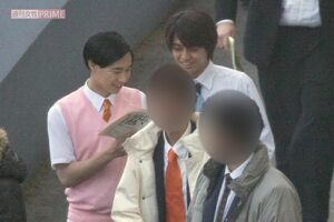 2人で台本を確認する『オードリー』役の高橋海人と戸塚純貴