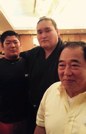 左から高3の尊富士、部屋の合宿で青森に来た照ノ富士、尊富士の祖父・工藤弘美さん（越後谷氏提供）