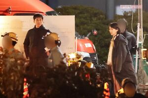 事故現場で対立するシリアスなシーンに臨む沢村一樹（左）と波瑠