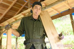 山小屋の隣には新たな小屋を１人で建築中の東出昌大。「冬までには完成させたいですね」