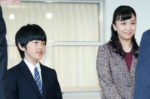 会場での悠仁さまは緊張されていて時折、佳子さまの所作をお手本に（12月8日）