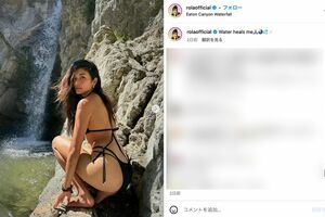滝をバックに大胆なデザインの三角黒ビキニを着用するローラ（本人インスタグラムより）