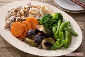 温野菜と豚しゃぶのマスタードサラダ 糖質多めの根菜には糖の代謝を助ける豚肉をプラス。(撮影/廣瀬靖士)