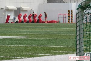 グラウンドでは選手が自主練習中