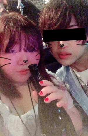 当時の担当と「ホス狂いあおい」さんのツーショット写真。好きになってもらうために必死だったという