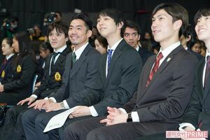 開会式で並んで座る羽生＆高橋＆宇野。どこかリラックスモード♪　撮影／坂本清