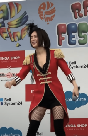 「レインボーフェスタ！2023」で胸元ザックリ衣装を見せた酒井法子（YouTubeより）