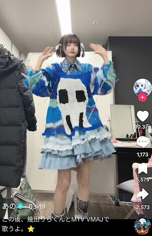 あのちゃんも“野獣先輩ダンス”を披露（本人のTikTokより）