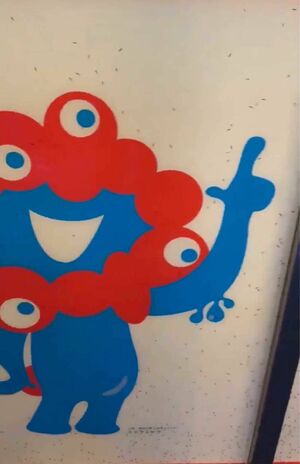 拡散されている映像では、大阪・関西万博の会場にあるコンビニの壁や入口、床、商品棚にもユスリカが集まっていることが確認できる(Xより)