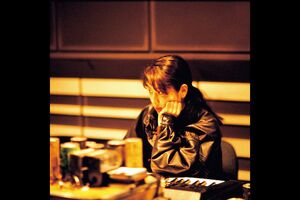 思い出の1枚は、デビューシングル『Good-byeMyLoneliness』のレコーディングスタジオで鈴木さんの革ジャンを着た坂井さん。「プロデューサーのアイデアで急きょ、着てもらうことになりました」（鈴木さん）