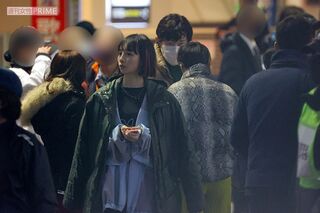 映画『シティーハンター』に出演する華村あすかの手にもカイロが