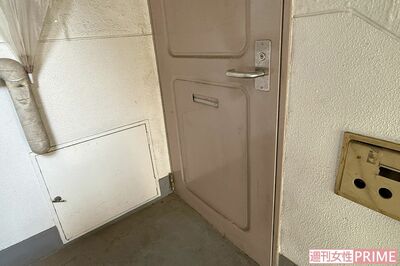 《神奈川・茅ヶ崎》小椋亮容疑者が住む遺体を遺棄した現場宅。この扉の向こう側で犯行があった