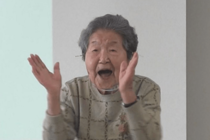 元教師だけに人前で話すのは得意。講演会はユーモアあふれる話で笑いが絶えない（写真提供／中国新聞社）