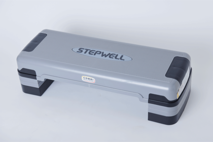 【ステップウェル2】幅80cm、奥行き30cm、高さは10～2cm間で2.cmごとに調整可。やり方を説明した小冊子、テンポがわかる音楽CD付き。［コナミスポーツクラブメーカー希望小売価格　7800円（税抜き）］