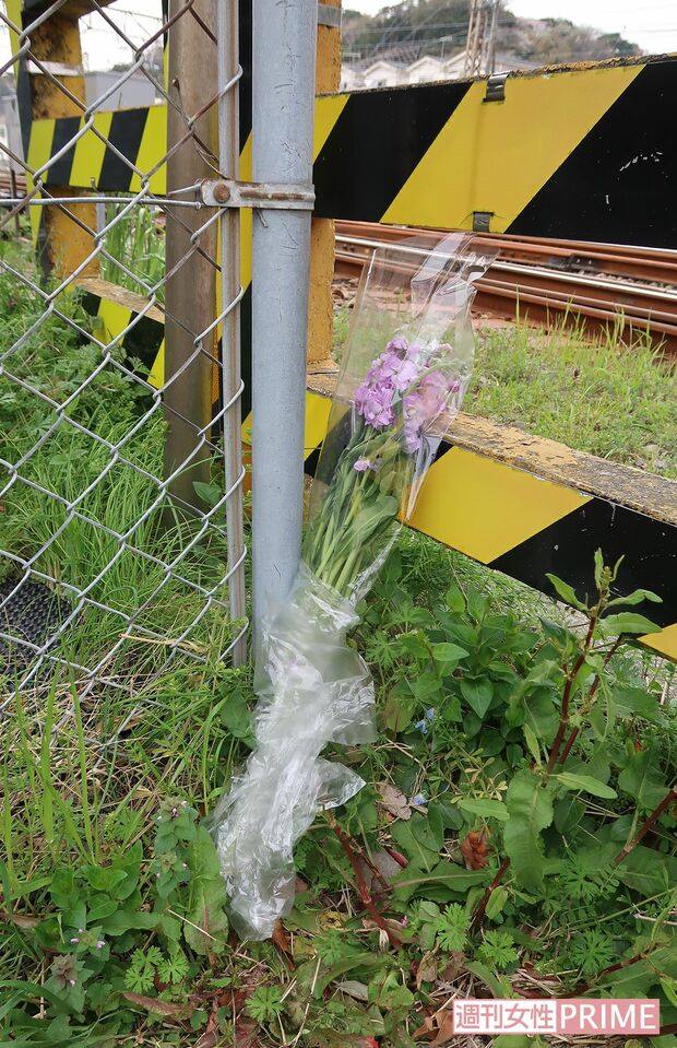 線路わきには花が手向けられていた