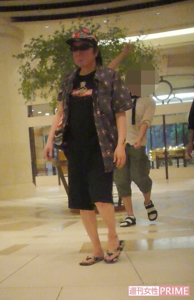 古田は半袖のシャツに短パン、サンダルと涼しげな服装