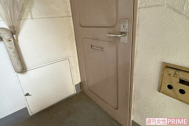 《神奈川・茅ケ崎》小椋亮容疑者が住む遺体を遺棄した現場宅。この扉の向こう側で犯行があった