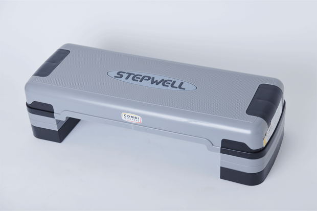 【ステップウェル2】幅80cm、奥行き30cm、高さは10～2cm間で2.cmごとに調整可。やり方を説明した小冊子、テンポがわかる音楽CD付き。［コナミスポーツクラブメーカー希望小売価格　7800円（税抜き）］