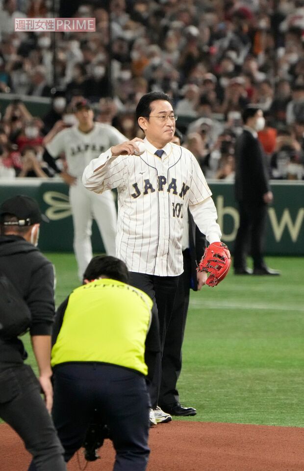 2023年3月10日、WBC日韓戦で始球式を務めた岸田文雄前首相１