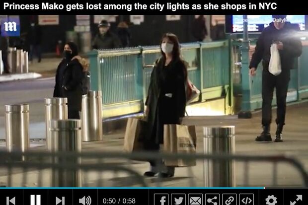 荷物を抱えて周囲をキョロキョロ、《迷子》と報じられた小室眞子さん（『デイリーメール』オンライン公式HPより）