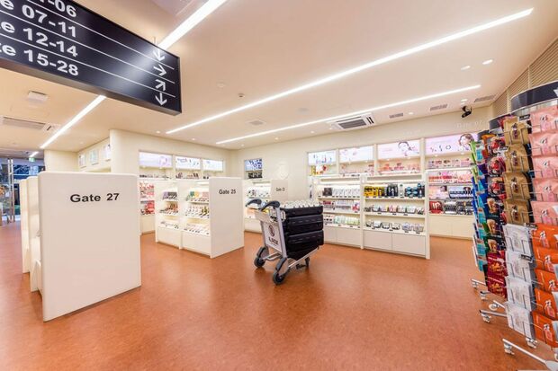 「LAOXBEAUTYAIRPORT」自由が丘店の店内。韓国、中国、タイなどアジアコスメを取り揃え、日本初の商品もある（ラオックス株式会社提供）