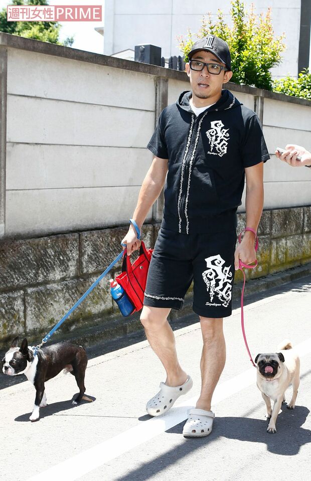 今年6月、W不倫について話を聞くと、言葉を詰まらせながらも認めたファンキー加藤