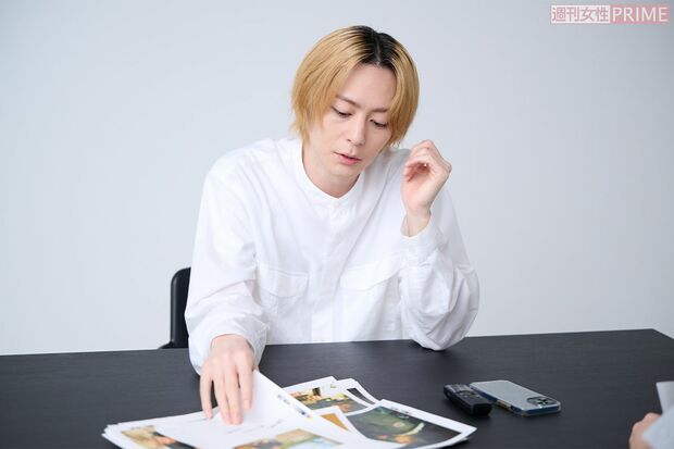 スタッフに写真集の見どころを熱く語る様子も。（撮影／渡邉智裕）