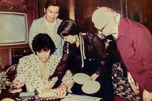 元夫とラスベガスの教会で挙式後、エルヴィスに結婚証明書の証人としてサインをしてもらったときの記念写真。直後、お祝いのキスもねだったという