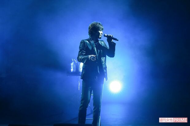 黒い衣装に着替えて、しっとりと歌い上げる姿がなんとも神々しい