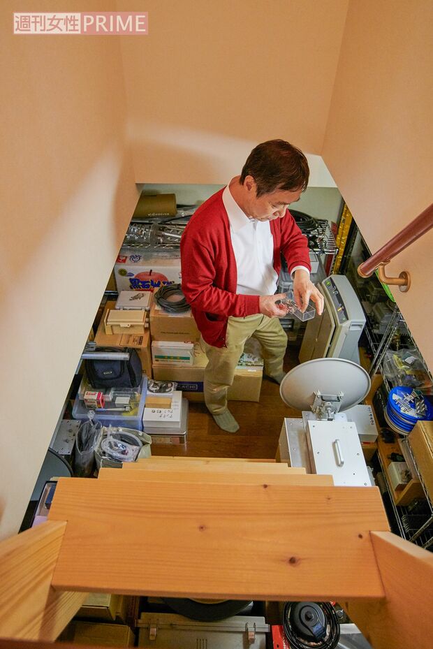 趣味のもので埋め尽くされた地下室。「何年もかけて買い集めているから、こんなにたまっちゃって。どこに何があるのかを忘れると、同じものをまた買っちゃうんですよ」　撮影／山田智絵