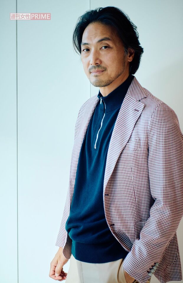 平岳大　撮影／山田智絵　ヘアメイク／石川美幸　スタイリスト／安西こずえ　ニット5万600円（ヘリル／にしのや）　シューズ10万1200円（パラブーツ／パラブーツ青山店）　問い合わせ／にしのや電話：03-6434-0983　パラブーツ青山店　電話：03-5766-6688