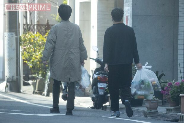 飲み会の翌朝、酒ビンなどのゴミ出しをする医療従事者たち