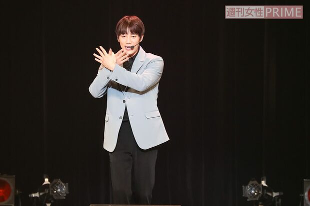 本人がいちばん気に入っている収録曲『My　Angel』を歌う際に一緒に“エンジェルポーズ”で盛り上がってほしいと会場のファンに。　撮影／坂本利幸