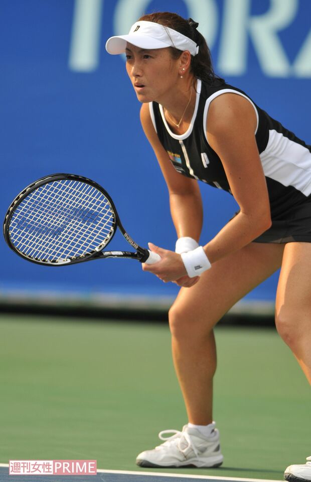 東レ女子テニス第1日、引退セレモニーでは選手に肩を抱かれ涙を流した