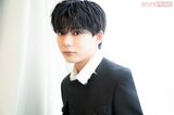 なにわ男子・長尾謙杜　撮影／矢島泰輔　ヘアメイク／花井菜緒（JOUER）　スタイリスト／菅沼 愛（TRON）　衣装／ANARCHIST TAILOR、LION HEART