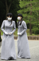 香淳皇后の20回目の命日に際し「香淳皇后二十年式年祭の儀」に参列した、佳子さまと眞子さん（2020年6月16日）