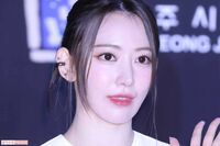 LE SSERAFIM・宮脇咲良の“超ミニ丈”ホットパンツ姿に「え、履き忘れてる!?」神スタイル披露でファン騒然